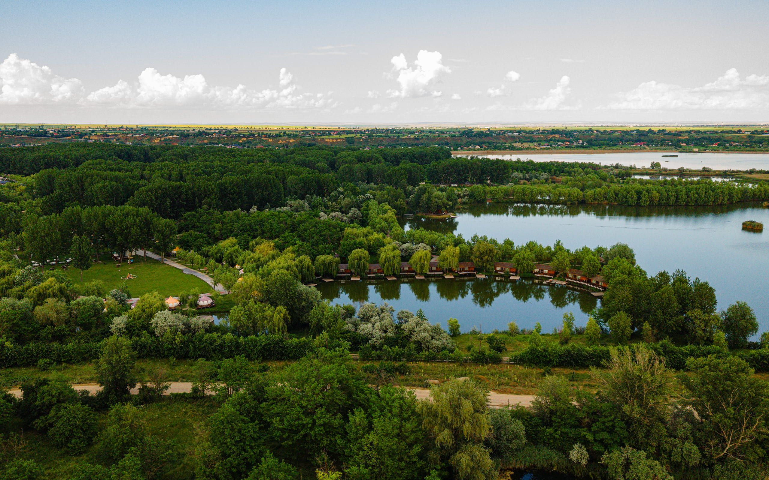 bungalouri vama lac mic glamping zaga 2026 aerial dfc7a2da